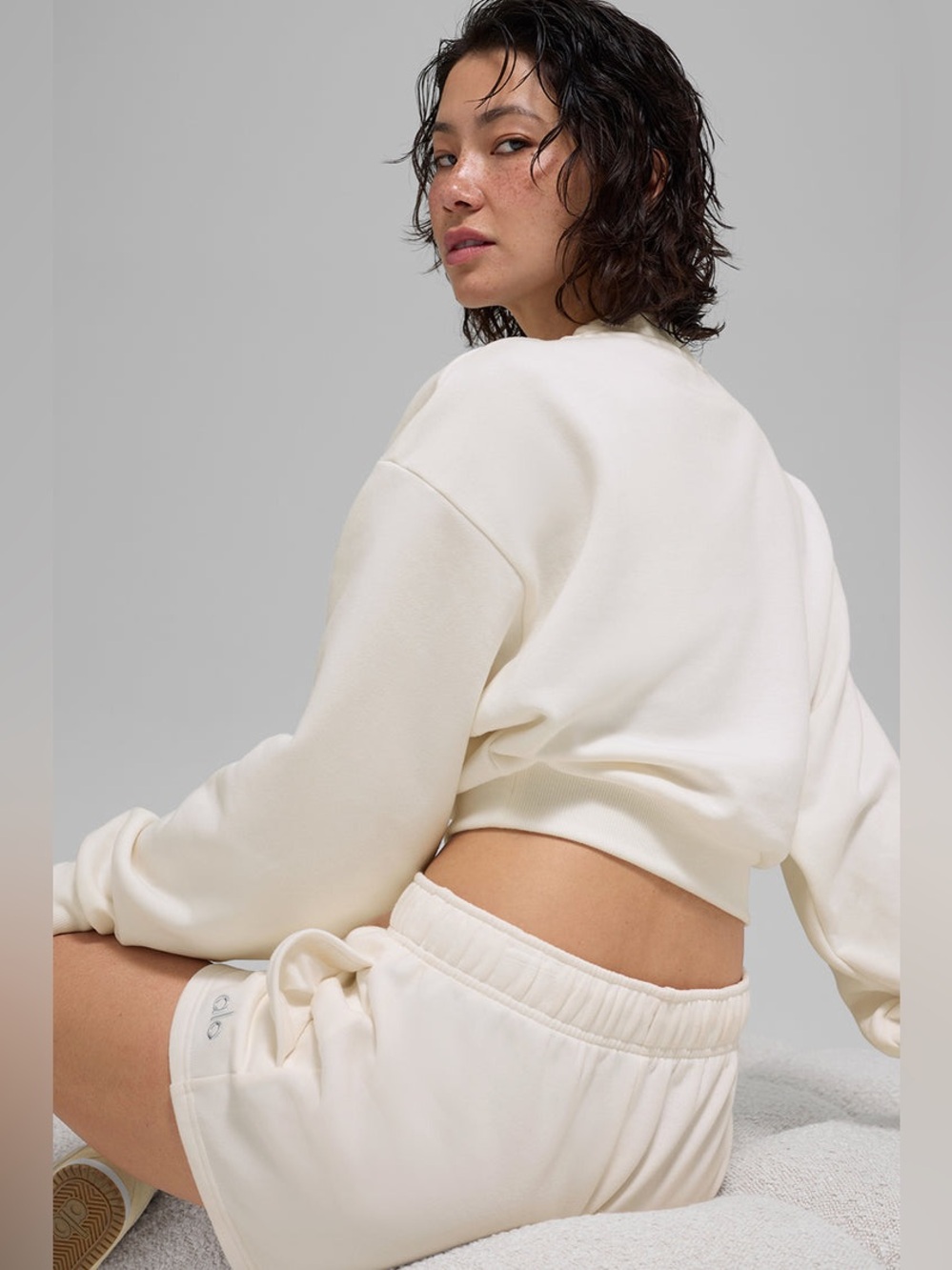 ALO Yoga Cropped Accolade in Ivory - XS - Picture 2 of 6